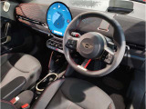 MINIの内装はとにかく『円』に拘ったデザインコンセプトが一目で伝わってきます。これほど円形に拘った車は他に御座いません。伝統のデザイン、トグルスイッチなど遊び心のある内装で御座います。