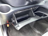 【グローブボックス】自動車黎明期にドライバーが手袋を収納していたのが由来の収納スペース☆現代では車検証等を収納することが多いです☆