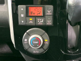 【オートエアコン】一度お好みの温度に設定すれば、車内の温度を検知し風量や温度を自動で調整。暑い&hellip;寒い&hellip;と何度もスイッチ操作をする必要はありません。快適な車内空間には必須の機能ですね♪