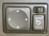 【電動格納ミラー】サイドミラーは電動格納式となっており、狭い駐車場でもキズがつくリスクを抑えられます。