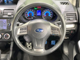 インテリアに合わせたデザインのステアリングは、運転される方のことも考え、運転しやすい形状、大きさです。是非一度、実際に触ってお確かめください。