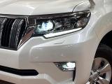【LEDヘッドライト】悪天候や夜間走行時も良好な視界を確保し安心して運転できる高輝度LEDヘッドライトを装備!点灯速度が早く、消費電力も抑えられています。