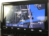 純正ナビを装備。タッチパネル式で使いやすく、お出かけもラクラクです。