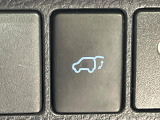 【パワーバックドア】スマートキーや運転席のボタンを押すだけでリアゲートが自動で開閉します!荷物を持っている時や、高い位置にあるバックドアを閉める際に便利な機能です♪
