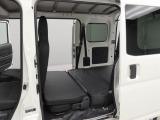 水平格納式リアシート。簡単な操作でシートを足元スペースに収めて、フラットな広い荷室に。