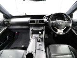 上質で落ち着いた印象のインパネ。視界も広々で運転しやすいです。