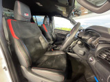 運転席まわりには十分なスペースがあり、大柄な方でもゆったり運転していただける環境です。