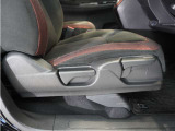 【ハイトアジャスター】レバーの上下操作だけで、座面を運転しやすい高さへ簡単に調節できます。