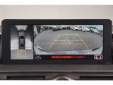 【パノラミックビューモニター】 後退時に車両の後ろ側を表示するだけでなく上から見たような映像で車庫入れなどバックする際に安心です。