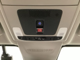 車内は光触媒抗菌消臭施工済です。スタイリッシュなデザインでスポーティなインパネ周りを演出します。グローブボックスやカップホルダーのほかにトレーなどたくさんの収納スペースが付いています。
