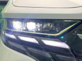 【LEDヘッドライト】悪天候や夜間走行時も良好な視界を確保し安心して運転できる高輝度LEDヘッドライトを装備!点灯速度が早く、消費電力も抑えられています。