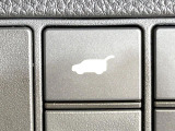 【パワーバックドア】スマートキーや運転席のボタンを押すだけでリアゲートが自動で開閉します!荷物を持っている時や、高い位置にあるバックドアを閉める際に便利な機能です♪