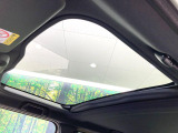 【ガラスルーフ】ガラスルーフ搭載で車内の解放感が一気にアップ!開放的なドライブをお楽しみいただけます。