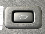 【パワーバックドア】スマートキーや運転席のボタンを押すだけでリアゲートが自動で開閉します!荷物を持っている時や、高い位置にあるバックドアを閉める際に便利な機能です♪