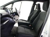 高いホールド性で運転姿勢が安定します。長距離ドライブでも疲れにくいのが魅力です。快適なドライビングライフをお送りください♪