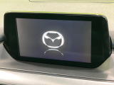 【マツダコネクトナビ】車内の雰囲気にマッチした一体型タイプのナビ。各種車輌設定やBluetooth再生等、様々な機能が楽しめます。直感的なダイヤル操作が可能で、使い勝手も良好です。