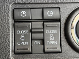 【両側パワースライドドア】スマートキーや運転席のスイッチで後席両側スライドドアの開閉が可能♪電動だから力を入れてドアを開ける必要が無く、小さなお子様でも簡単に開け閉めでき快適です♪