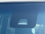 【スマートアシスト2】走行中に前方の車両等を認識し、衝突しそうな時は警報とブレーキで衝突回避と被害軽減をアシスト。より安全にドライブをお楽しみいただけます。