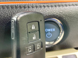 【スマートキー】カバンやポケットに入れたままでもドアの施錠・解錠が可能なスマートキーを装備。エンジンのオン・オフ時もカギを取り出す必要が無いからとっても便利です♪