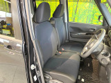 運転席シート廻りは使用感も少なく、良好な状態となっています。前オーナー様が丁寧に使っていたことがよくわかりますね。