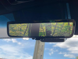 【デジタルインナーミラー】後席の大きな荷物や同乗者で後方が確認しづらい時でも安心!カメラが撮影した車両後方の映像をルームミラー内に表示。クリアな視界で状況の確認が可能です!