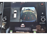それぞれのカメラをつなぎ合わせ上から見たような画像が映し出される全周囲カメラ装備です。