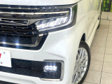 【LEDヘッドライト】悪天候や夜間走行時も良好な視界を確保し安心して運転できる高輝度LEDヘッドライトを装備!点灯速度が早く、消費電力も抑えられています。