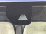 【三菱e-Assist】走行中に前方の車両等を認識し、衝突しそうな時は警報とブレーキで衝突回避と被害軽減をアシスト。より安全にドライブをお楽しみいただけます。
