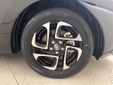 純正のアルミホイール装着。タイヤサイズは185/65R15