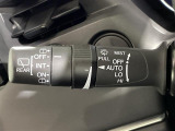 【オートワイパー(AUTO)】雨が降り出した時に、雨滴検出用センサー(レインセンサー)が雨滴を感知すると、自動でワイパーが動作します。
