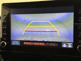 後方の見える安心をお届けするバックガイドモニター付:バックするときのアシストラインもあって楽々バック!車庫入れや縦列駐車をサポートし、苦手な駐車も安心です!今やもう手放せない装備ですネ♪