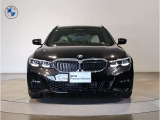 【BMWの伝統】BMWの特徴的な&ldquo;キドニーグリル&rdquo;は、80年以上続く伝統の形でございます。変わらないこだわりのデザインが、プレミアムブランド&ldquo;BMW&rdquo;を創り出します。