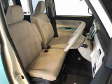 運転席の座面高さを調整できるシートリフターが付いています。フロントシートはベンチシートを採用で、座面も広く使い勝手もいいですよ♪
