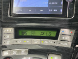 【オートエアコン】一度お好みの温度に設定すれば、車内の温度を検知し風量や温度を自動で調整。暑い&hellip;寒い&hellip;と何度もスイッチ操作をする必要はありません。快適な車内空間には必須の機能ですね♪