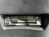 【ETC】有料道路を利用する際に料金所で停止することなく通過できる、ETC車載器(ノンストップ自動料金収受システム機器)が装備されています。セットアップを行うことで利用可能になります。
