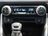 左右独立温度コントロールフルオートエアコンです。運転席、助手席それぞれで独立して温度設定ができます。冷え性の方が乗っても安心ですね♪