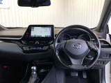 ナビ画面や操作パネルなど運転席側に向けて設置されている機能的なインパネはスイッチ類の操作性も良好!洗練されたスタイリッシュなデザインも好評です!