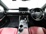 上質で落ち着いた印象のインパネ。視界も広々で運転しやすいです。