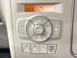 【オートエアコン】一度お好みの温度に設定すれば、車内の温度を検知し風量や温度を自動で調整。暑い&hellip;寒い&hellip;と何度もスイッチ操作をする必要はありません。快適な車内空間には必須の機能ですね♪
