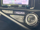 【オートエアコン】一度お好みの温度に設定すれば、車内の温度を検知し風量や温度を自動で調整。暑い&hellip;寒い&hellip;と何度もスイッチ操作をする必要はありません。快適な車内空間には必須の機能ですね♪