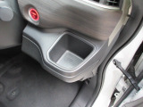 運転席右側のドリンクホルダーです。