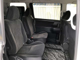 2列目シートは左右セパレートタイプ!停車時には車外に出なくても、前後席への移動が可能なウォークスルー機能を活用できます!