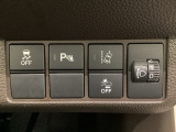 ハンドルの右側にはヘットライトリベライザーとHondaセンシング用のメインスイッチがついています。ヘッドライトリベライザーは道路状況や積荷の加重に応じてライトの高さを調節できます。