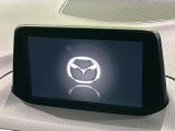 【マツダコネクトナビ】車内の雰囲気にマッチした一体型タイプのナビ。各種車輌設定やBluetooth再生等、様々な機能が楽しめます。直感的なダイヤル操作が可能で、使い勝手も良好です。