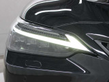 LEDヘッドランプにはアダプティブハイビームシステム「AHS」を採用。光検出カメラで車両検出をし、先行車や対向車に直接ハイビームを当てないように部分遮光します。