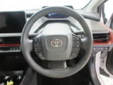 ステアリングから手を離さず、運転に集中したままオーディオ等の操作や安全装置の設定などが行えます。