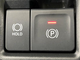 【電動パーキングブレーキ】パーキングブレーキは便利な電動式!ボタン一つで操作でき、アクセルを踏めば自動で解除されます♪レバーやペダルが無いので運転席廻りもすっきりしますね♪