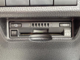 【ETC】有料道路を利用する際に料金所で停止することなく通過できる、ETC車載器(ノンストップ自動料金収受システム機器)が装備されています。セットアップを行うことで利用可能になります。