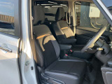 運転席と助手席はアームレストがついていますのでゆったりお座りになられます。