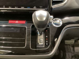 CVT車のセレクトレバーです。低速から高速まで、変速ショックのないスムーズな走りを実現するとともに、エンジン効率のよい領域を維持することで燃費にも貢献します。